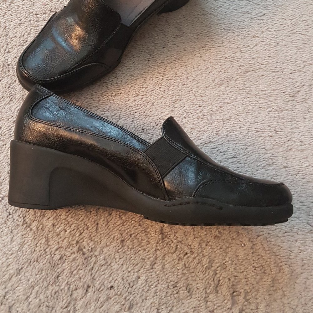 Black  wedge heel pumps